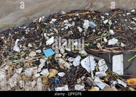 Nach einer schweren Überschwemmung werden Trümmer und Stösse im Fluss überschwemmt Stockfoto
