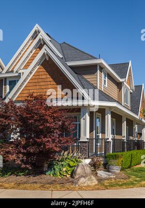 Modernes Luxushaus in Vancouver, Kanada. Großes Luxushaus mit Terrasse an sonnigen Sommertagen. Selektiver Fokus, niemand. Stockfoto