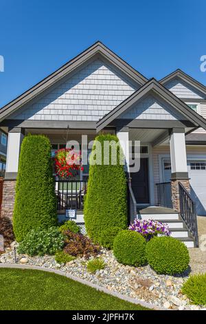 Modernes Luxushaus in Vancouver, Kanada. Großes Luxushaus mit Terrasse an sonnigen Sommertagen. Selektiver Fokus, niemand. Stockfoto