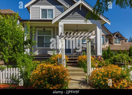 Modernes Luxushaus in Vancouver, Kanada. Großes Luxushaus mit Terrasse an sonnigen Sommertagen. Selektiver Fokus, niemand. Stockfoto