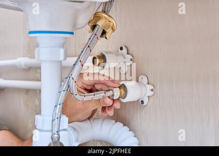 Anschluss Wasserhahn auf Waschbecken im Badezimmer mit inländischen Sanitär-System. Stockfoto