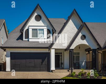 Modernes Luxushaus in Vancouver, Kanada. Großes Luxushaus mit Terrasse an sonnigen Sommertagen. Selektiver Fokus, niemand. Stockfoto