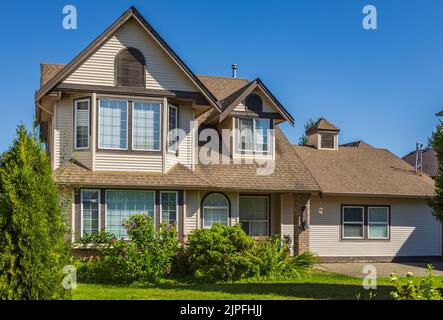Modernes Luxushaus in Vancouver, Kanada. Großes Luxushaus mit Terrasse an sonnigen Sommertagen. Selektiver Fokus, niemand. Stockfoto