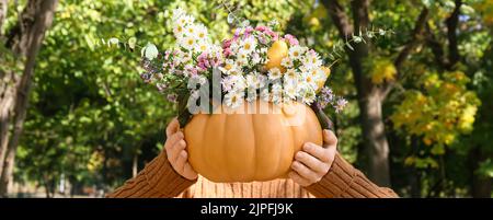 Frau hält schöne Blumenstrauß im Freien in Kürbis Stockfoto