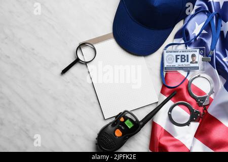 Notizbuch mit Flagge der USA und Zubehör des FBI-Agenten auf weißem Hintergrund Stockfoto
