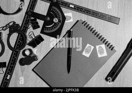Notizbuch und Zubehör des FBI-Agenten auf Holzhintergrund Stockfoto