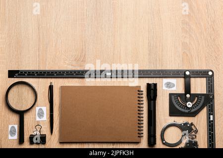 Notizbuch und Zubehör des FBI-Agenten auf Holzhintergrund Stockfoto