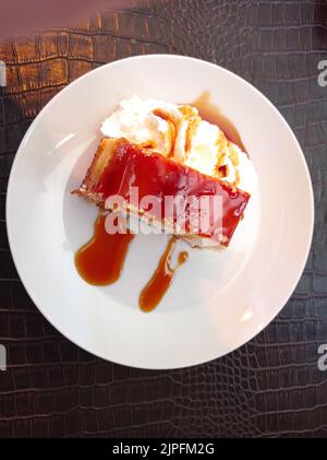 UN Dessert dans un Restaurant français, Flan au Coco. Stockfoto