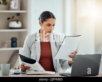 Börse, Finanzunterlagen und Budget für Finanzberater, Händler oder Anleger Lesen, Analysieren oder Planung mit Laptop. Ernsthafter Arbeiter Stockfoto