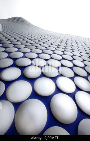 Nahaufnahme der abstrakten Kunst der Außenfassade des Selfridges-Gebäudes in der Birmingham Bullring mit futuristischen Scheiben in einem modernen Architekturbild Stockfoto