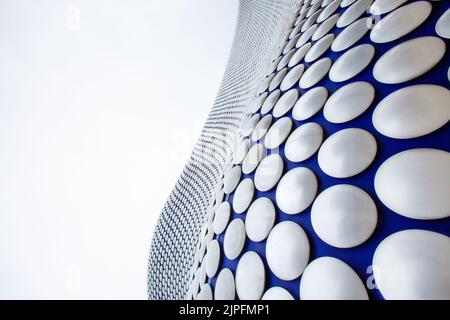 Abstrakte Architektur der Metallscheibenverkleidung an der Außenseite des Selfridges-Gebäudes im Einkaufszentrum Birmingham Bullring Stockfoto