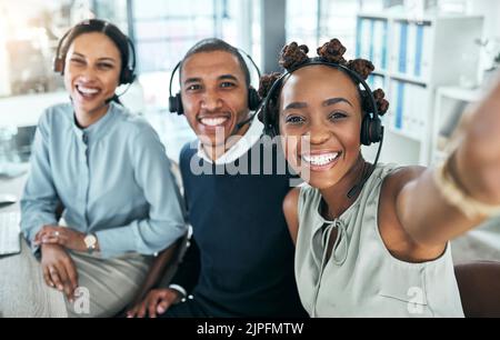 Lustige Selfies von Callcenter-Agenten, Kundendienstmitarbeitern oder Online-Support-Mitarbeitern und Freunden in einem Büro. Telemarketing-Gruppe, -Team oder -Personal des Helpdesks Stockfoto