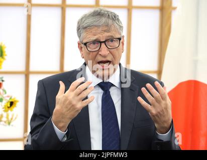Tokio, Japan. 18. August 2022. Der Microsoft-Gründer und Co-Vorsitzende der Bill & Melinda Gates Foundation, Bill Gates, spricht, als er am Donnerstag, dem 18. August 2022, im Büro von Hayashi in Tokio das große Cordon des Order of the Rising Sun vom japanischen Außenminister Yoshimasa Hayashi empfängt. Gates wurde für seinen Beitrag zu Japan und der Welt in Bezug auf den weltweiten technologischen Wandel und die Förderung der globalen Gesundheit ausgezeichnet. Quelle: Yoshio Tsunoda/AFLO/Alamy Live News Stockfoto