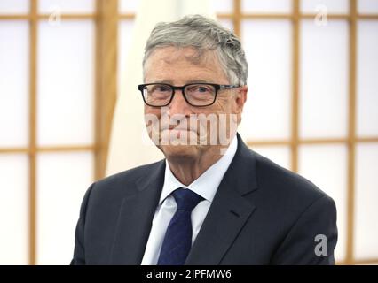 Tokio, Japan. 18. August 2022. Der Microsoft-Gründer und Co-Vorsitzende der Bill & Melinda Gates Foundation, Bill Gates, lächelt, als er am Donnerstag, dem 18. August 2022, im Büro von Hayashi in Tokio den Großkordon des Order of the Rising Sun vom japanischen Außenminister Yoshimasa Hayashi empfängt. Gates wurde für seinen Beitrag zu Japan und der Welt in Bezug auf den weltweiten technologischen Wandel und die Förderung der globalen Gesundheit ausgezeichnet. Quelle: Yoshio Tsunoda/AFLO/Alamy Live News Stockfoto