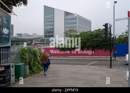 Slough, berkshire, Großbritannien. 17.. August 2022. Der morgendliche Pendelweg in Slough ist so viel ruhiger nach Covid-19, da viele Menschen nicht mehr in Büros arbeiten und stattdessen an den meisten Tagen oder dauerhaft von zu Hause aus arbeiten. Quelle: Maureen McLean/Alamy Stockfoto