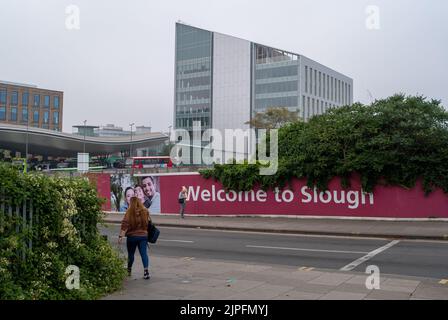 Slough, berkshire, Großbritannien. 17.. August 2022. Der morgendliche Pendelweg in Slough ist so viel ruhiger nach Covid-19, da viele Menschen nicht mehr in Büros arbeiten und stattdessen an den meisten Tagen oder dauerhaft von zu Hause aus arbeiten. Quelle: Maureen McLean/Alamy Stockfoto