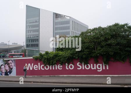 Slough, berkshire, Großbritannien. 17.. August 2022. Der morgendliche Pendelweg in Slough ist so viel ruhiger nach Covid-19, da viele Menschen nicht mehr in Büros arbeiten und stattdessen an den meisten Tagen oder dauerhaft von zu Hause aus arbeiten. Quelle: Maureen McLean/Alamy Stockfoto