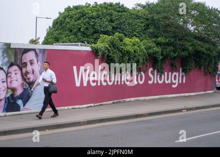 Slough, berkshire, Großbritannien. 17.. August 2022. Der morgendliche Pendelweg in Slough ist so viel ruhiger nach Covid-19, da viele Menschen nicht mehr in Büros arbeiten und stattdessen an den meisten Tagen oder dauerhaft von zu Hause aus arbeiten. Quelle: Maureen McLean/Alamy Stockfoto