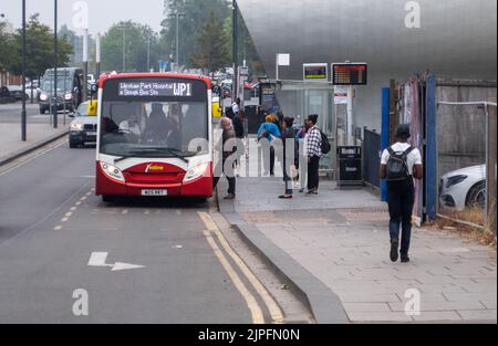 Slough, berkshire, Großbritannien. 17.. August 2022. Der morgendliche Pendelweg in Slough ist so viel ruhiger nach Covid-19, da viele Menschen nicht mehr in Büros arbeiten und stattdessen an den meisten Tagen oder dauerhaft von zu Hause aus arbeiten. Quelle: Maureen McLean/Alamy Stockfoto