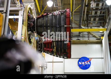 Kennedy Space Center, Florida, USA. 30. Oktober 2019. Der zweite RS-25-Motor wurde an der Kernstufe der NASA-Rakete für das Space Launch System (SLS) für die Artemis-Missionen der Agentur angebracht. Ingenieure und Techniker der Michoud Assembly Facility der NASA in New Orleans haben am 30. Oktober den zweiten von vier Motoren strukturell auf die Bühne gebracht und integrieren derzeit die Antriebs- und Elektrosysteme in die Struktur, um die Installation abzuschließen. Die Integration der RS-25-Triebwerke in die kürzlich fertiggestellte Kernstufenstruktur ist für die NASA und ihren Teil ein kollaborativer, mehrstufiger Prozess Stockfoto