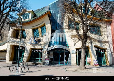 ZOPPOT POLEN - Mai 2022 Gehocktes Haus an der Hauptstraße Monte Cassino in Sopot, Polen. Schiefe Hauskiefer Polnisch: Krzywy Domek ist ein ungewöhnlich geformtes Gebäude. Unregelmäßig geformtes Gebäude, eines der fünfzig seltsamsten Gebäude der Welt. Reiseziel für Touristen Stockfoto