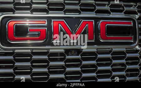 Der neue Luxus GMC mit allen schwarzen Details. GMC-Fahrzeug auf dem Display. Custom schwarz GMC Sierra Denali Front Grill mit Firmenlogo-Nobody, selektiver Fokus, Stockfoto