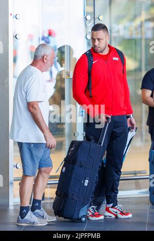 Der kroatische Filip Mihaljevic, Gewinner der Goldmedaille bei den Men's Shot Put bei den Europameisterschaften 2022 in München, kommt am 16. August 2022 in Split, Kroatien, am Flughafen Split an. Foto: Miroslav Lelas/PIXSELL Stockfoto