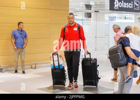 Der kroatische Filip Mihaljevic, Gewinner der Goldmedaille bei den Men's Shot Put bei den Europameisterschaften 2022 in München, kommt am 16. August 2022 in Split, Kroatien, am Flughafen Split an. Foto: Miroslav Lelas/PIXSELL Stockfoto