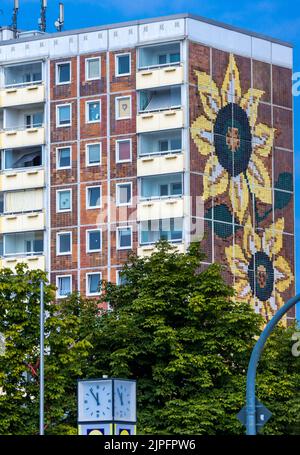 Rostock, Deutschland. 16. August 2022. Blick auf das Sonnenblumenhaus im Rostocker Stadtteil Lichtenhagen. Unter dem Applaus der Zuschauer fanden 1992 mehrere Tage lang heftige Ausschreitungen rechtsradikaler vor dem damaligen Asylbewerberheim in Rostock-Lichtenhagen statt. Auch ehemalige vietnamesische DDR-Vertragsarbeiter, die im Wohnblock lebten, wurden angegriffen. Quelle: Jens Büttner/dpa/Alamy Live News Stockfoto