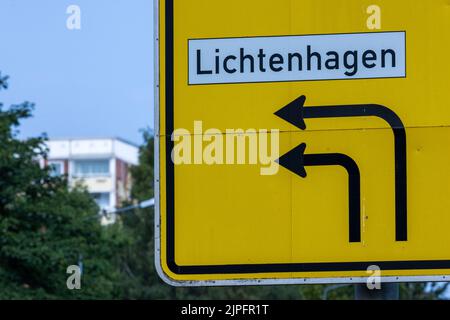 Rostock, Deutschland. 16. August 2022. Der Wegweiser zeigt den Namen des Rostocker Bezirks Lichtenhagen. Unter dem Applaus der Zuschauer fanden 1992 mehrere Tage lang heftige Ausschreitungen rechtsradikaler vor dem damaligen Asylbewerberheim in Rostock-Lichtenhagen statt. Auch ehemalige vietnamesische DDR-Vertragsarbeiter, die im Wohnblock lebten, wurden angegriffen. Quelle: Jens Büttner/dpa/Alamy Live News Stockfoto