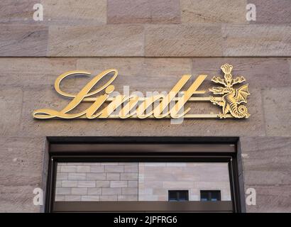 NÜRNBERG, DEUTSCHLAND - CA. JUNI 2022: Lindt-Schaufensterschild Stockfoto
