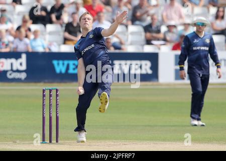 Matthew Waite in Bowling-Action für Yorkshire während Essex Eagles vs Yorkshire Vikings, Royal London One-Day Cup Cricket am Cloud County Ground On Stockfoto