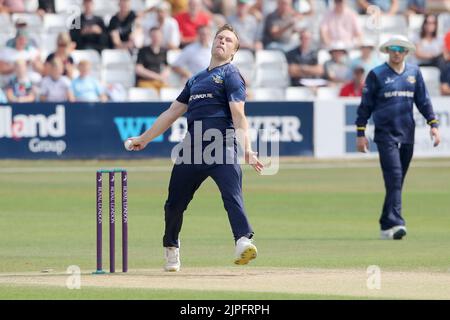 Matthew Waite in Bowling-Action für Yorkshire während Essex Eagles vs Yorkshire Vikings, Royal London One-Day Cup Cricket am Cloud County Ground On Stockfoto