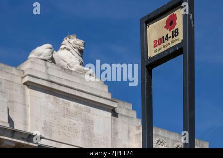 YPERN, BELGIEN - 10. AUGUST 2022: Großer Steinlöwe auf dem Menin Gate Memorial mit 100-jährigem Zeichen zum WW1. Geburtstag Stockfoto