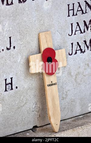 YPERN, BELGIEN - 10. AUGUST 2022: Nahaufnahme des Mohnkreuzes neben Namen auf dem Menin Gate Memorial Stockfoto