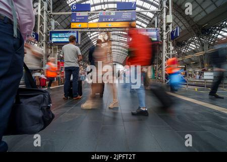 17. August 2022, Hessen, Frankfurt/Main: Reisende passieren den Hauptbahnhof in der Mainmetropole. Foto: Andreas Arnold/dpa Stockfoto