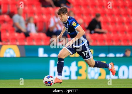 Stoke on Trent, Großbritannien. 17. August 2022. Paddy McNair #17 von Middlesbrough läuft mit dem Ball in Stoke-on-Trent, Vereinigtes Königreich am 8/17/2022. (Foto von Conor Molloy/News Images/Sipa USA) Quelle: SIPA USA/Alamy Live News Stockfoto