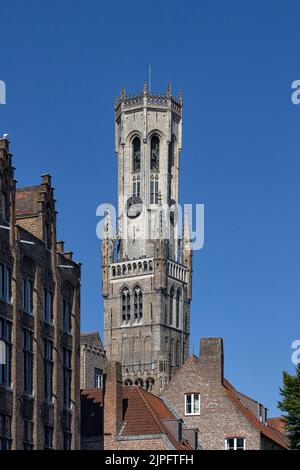 BRÜGGE, BELGIEN - 11. AUGUST 2022: Außenansicht des Belfry-Turms (Hallstower) auf dem Burgplatz Stockfoto