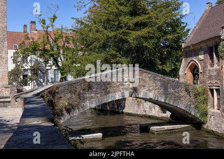 BRÜGGE, BELGIEN - 11. AUGUST 2022: Blick auf die Bonifaciusbrücke (Bonifaciusbrug) über den Kanal Stockfoto