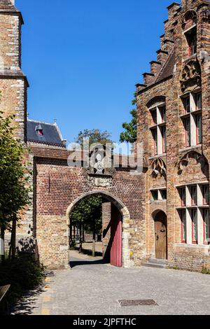 BRÜGGE, BELGIEN - 11. AUGUST 2022: Bogeneingang zum Gelände der Frauenkirche Brügge Stockfoto