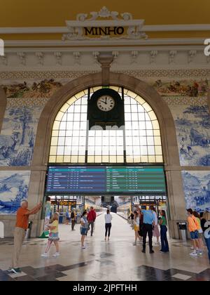 Sao Bento Bahnhof im Zentrum von Porto. Der Innenraum ist mit Azulejos bedeckt - bemalte blaue und weiße Fliesen von Momenten der portugiesischen Geschichte Stockfoto