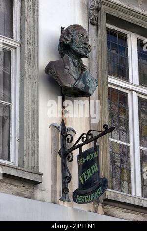 BRÜGGE, BELGIEN - 11. AUGUST 2022: Schild über Restaurant Verdi in der Vlamingstraat Stockfoto