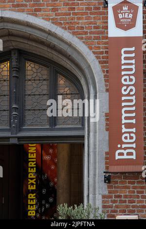 BRÜGGE, BELGIEN - 11. AUGUST 2022: Eingang zum Biermuseum (Brugs Biermuseum) in der Breidelstraat mit Schild Stockfoto