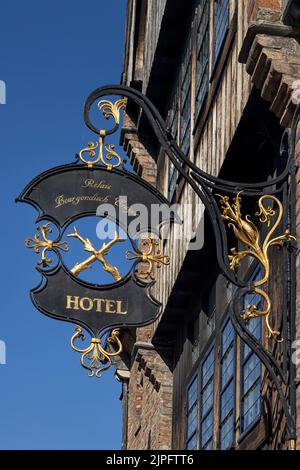 BRÜGGE, BELGIEN - 11. AUGUST 2022: Schild vor dem Hotel Bourgoensch Hof in der Wollestraat Straße Stockfoto