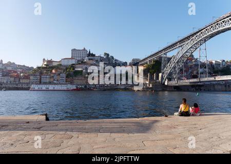 Viertel Porto Riberia von der anderen Seite des Douro River mit Luis I-Brücke auf der rechten Seite. Porto, Portugal. Stockfoto