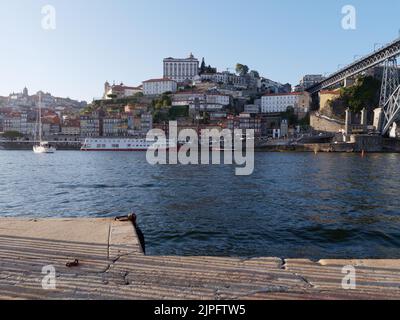 Viertel Porto Riberia von der anderen Seite des Douro River mit Luis I-Brücke auf der rechten Seite. Porto, Portugal. Stockfoto