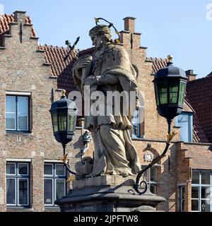 BRÜGGE, BELGIEN - 11. AUGUST 2022: Statue des heiligen Joannes Nepomucenus auf der Nepomucenusbrug-Brücke im Stadtzentrum Stockfoto