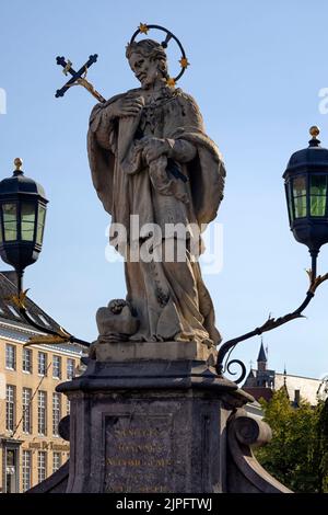 BRÜGGE, BELGIEN - 11. AUGUST 2022: Statue des heiligen Joannes Nepomucenus auf der Nepomucenusbrug-Brücke im Stadtzentrum Stockfoto