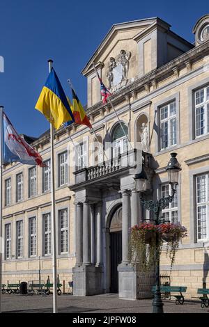 BRÜGGE, BELGIEN - 11. AUGUST 2022: Eingang zum Brugse Vrije-Gebäude am Burgplatz Stockfoto