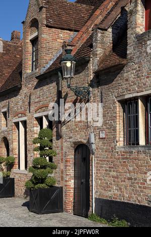 BRÜGGE, BELGIEN - 11. AUGUST 2022: Außenansicht eines alten Backsteingebäudes im Stadtzentrum Stockfoto